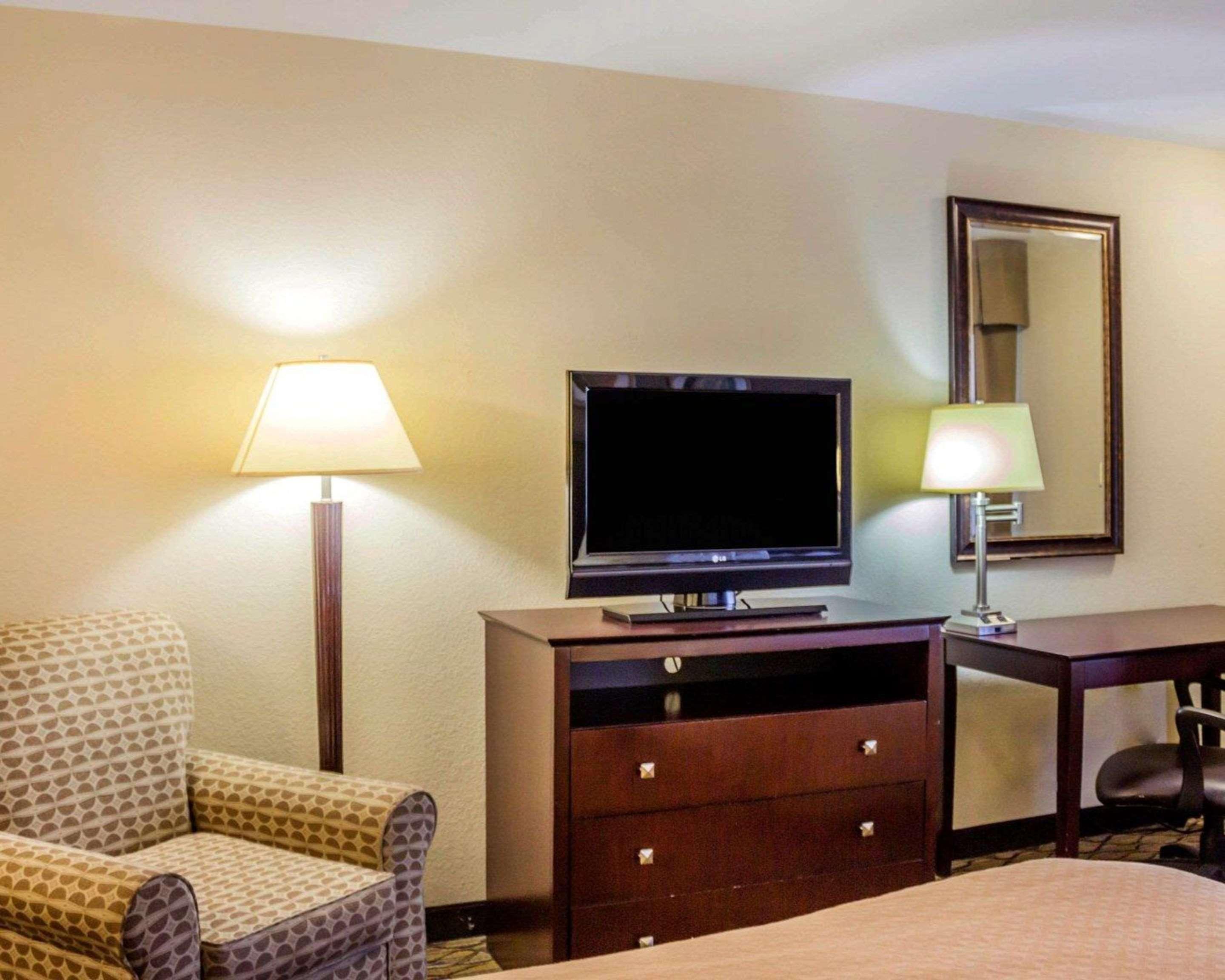 Quality Inn Waterbury Bagian luar foto