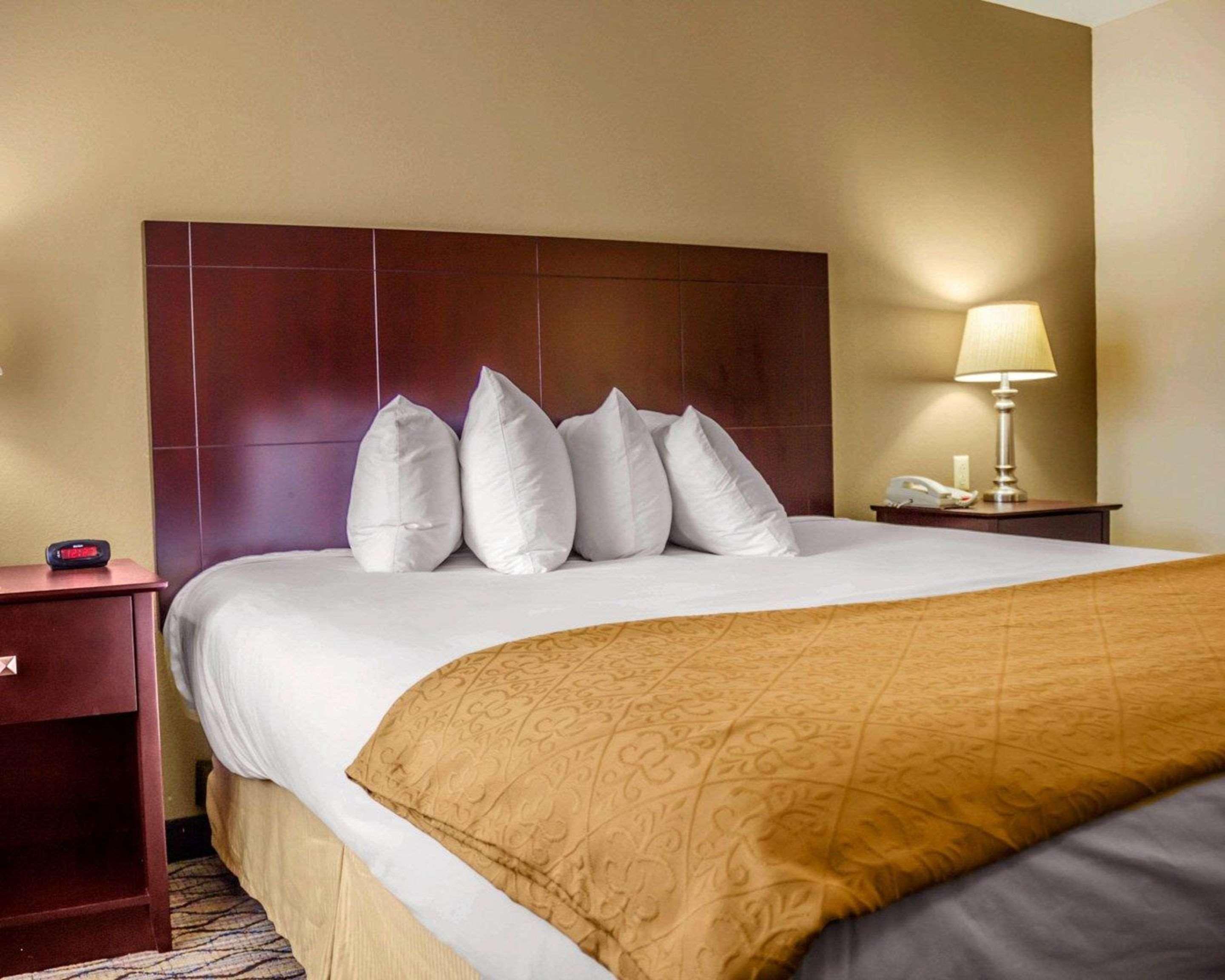 Quality Inn Waterbury Bagian luar foto