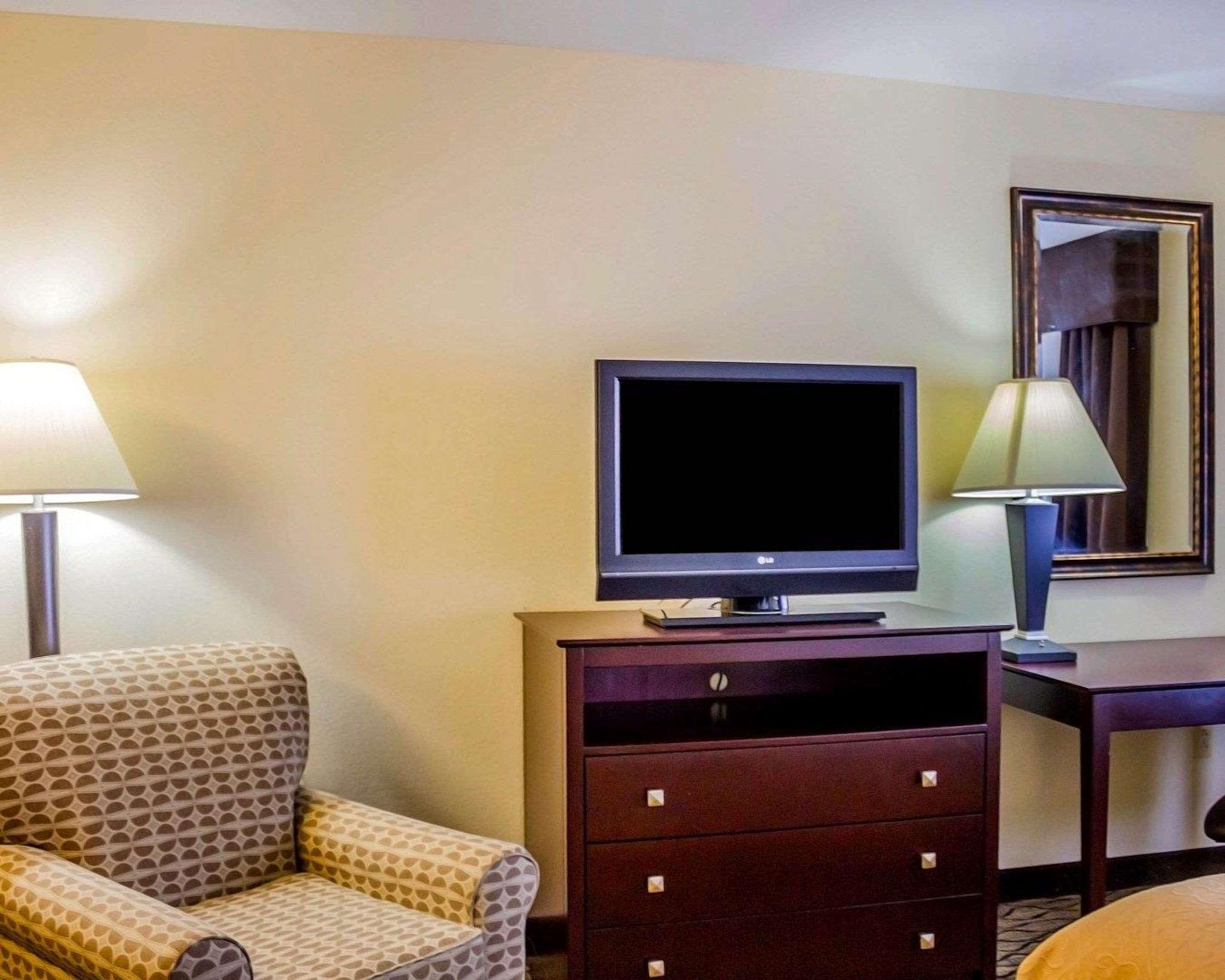 Quality Inn Waterbury Bagian luar foto