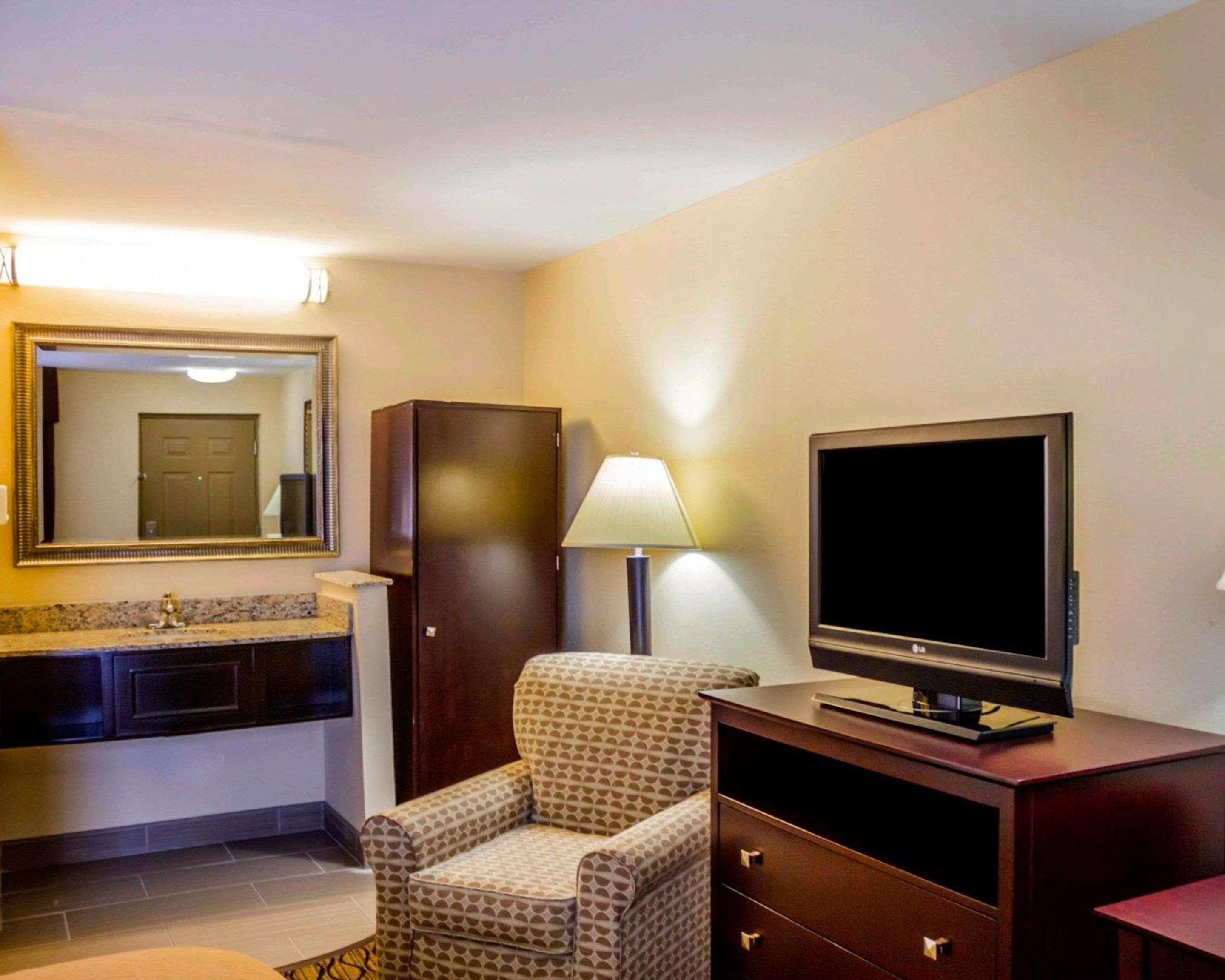 Quality Inn Waterbury Bagian luar foto