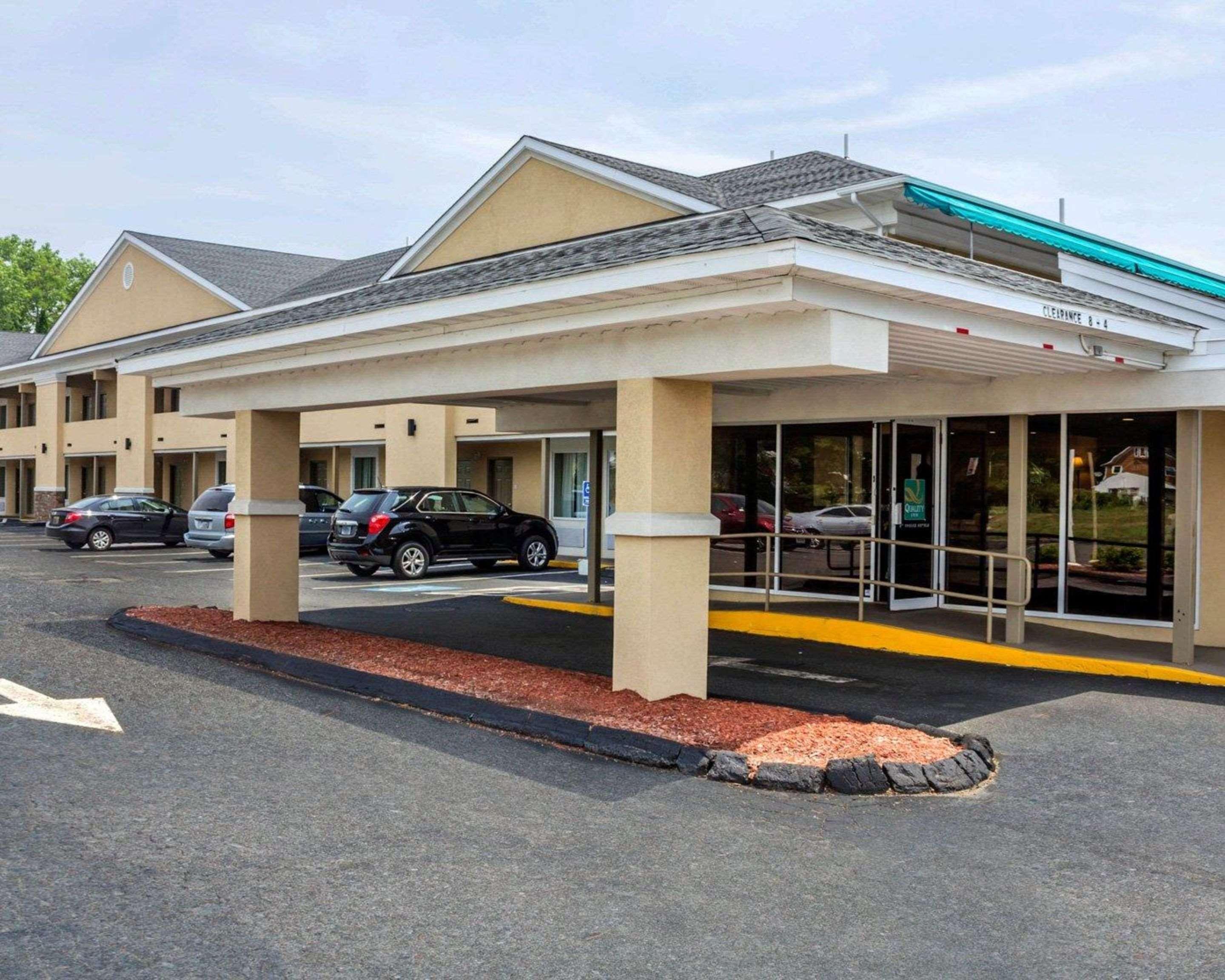 Quality Inn Waterbury Bagian luar foto