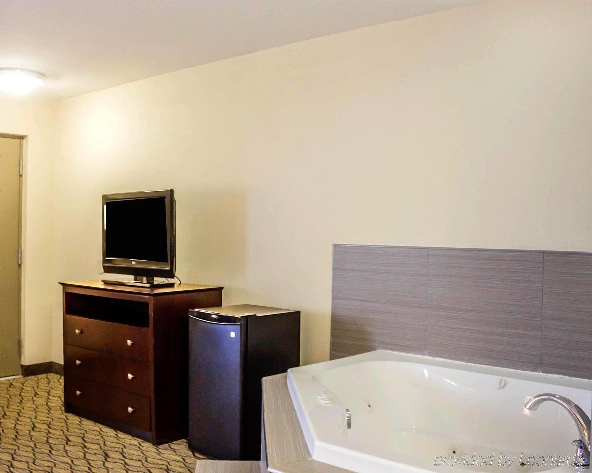 Quality Inn Waterbury Bagian luar foto